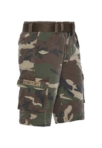 Pantaloni cargo mimetici con una combinazione di tonalità verdi e marroni, dotati di molteplici tasche e una cintura intrecciata, realizzati in tessuto resistente.
