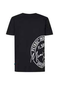 Sort bomuld t-shirt med et stort hvidt grafikprint, der inkluderer "Petrol Industries", "Miami" og "Speedway". Klassisk crew neck-design.