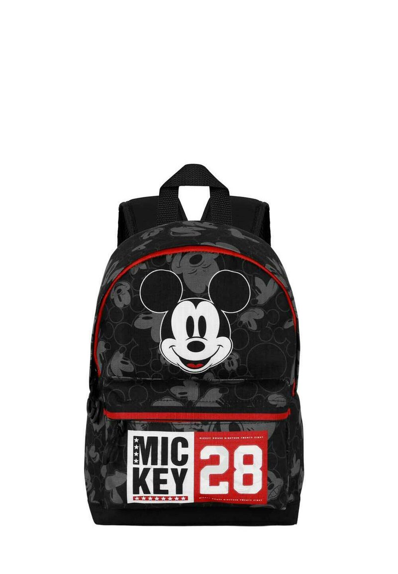 Svart ryggsäck med Mickey Mouse-motiv, som har röda detaljer, en stor framficka med "MICKEY 28" och justerbara svarta remmar.