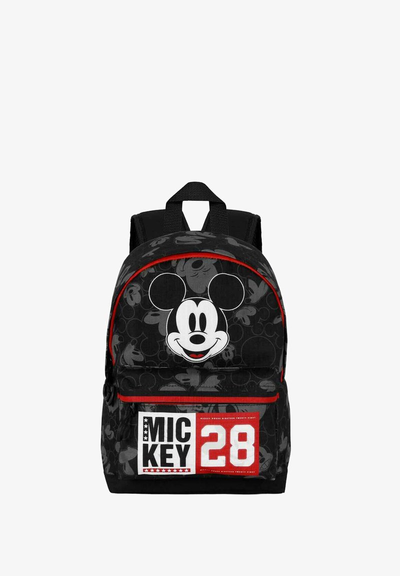 Mustikkaväri reppu, jossa on Mikki Hiiri -kuvio, punaisilla yksityiskohdilla, suuri etutasku, jossa lukee "MICKEY 28", ja säädettävät mustat hihnat.