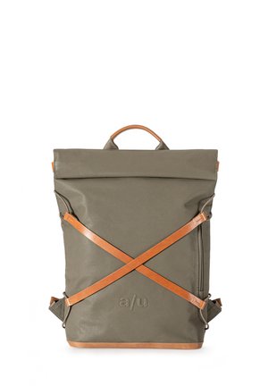 Zaino rettangolare verde oliva con spallacci in pelle marrone chiaro che si incrociano sul davanti, manico in pelle marrone chiaro e sottile logo a/u in rilievo.