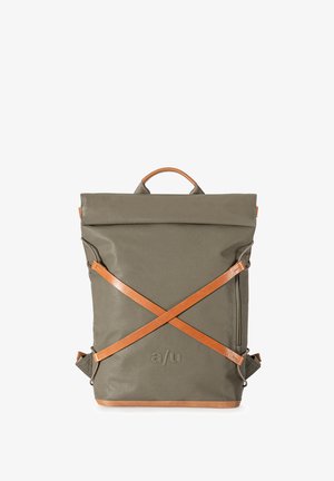 Olivgrüner rechteckiger Rucksack mit überkreuzten hellbraunen Lederriemen vorne, hellbraunem Ledergriff und dezent geprägt geprägtem a/u-Logo.