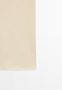 Beige Stoffmuster mit weicher Textur, das eine glatte Oberfläche und eine gleichmäßige Farbe ohne auffällige Muster oder Verzierungen aufweist.