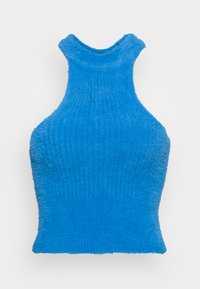 Top halter azul tricotado com textura suave. Apresenta um pescoço alto e uma forma ajustada. O tecido exibe um padrão canelado por toda a parte.