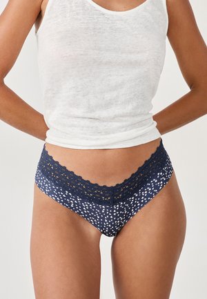 Mutande navy con pizzo, decorate con un motivo a cuori bianche, realizzate in materiale morbido, con un design della vita scallop.