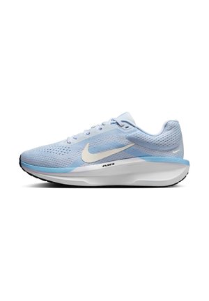 Blauwe sportschoen met een bovenwerk van gaas, witte accenten en een contrasterende lichtblauwe zool. Prominente Nike swoosh-logo aan de zijkant.
