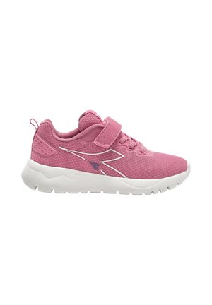 Scarpa da ginnastica rosa per bambini con suola bianca, tomaia in mesh, cinturino in velcro, lacci e logo stilizzato sul lato, vista dal lato esterno.