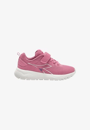 Scarpa da ginnastica rosa per bambini con suola bianca, tomaia in mesh, cinturino in velcro, lacci e logo stilizzato sul lato, vista dal lato esterno.