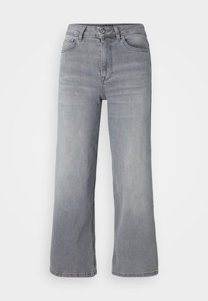 Jean large en denim gris clair avec une taille haute, cinq poches et une fermeture classique à glissière et bouton. Texture douce avec un léger délavage.