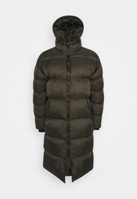 Giacca puffer verde scuro con zip, lunghezza al ginocchio e cappuccio. Presenta sezioni a quadrati orizzontali e polsini elastici neri.