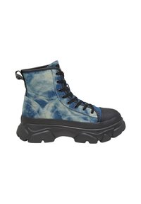 Stivali da combattimento in denim con motivo tie-dye, punte in gomma nera e suola spessa nera, dotati di lacci neri e linguetta laterale.