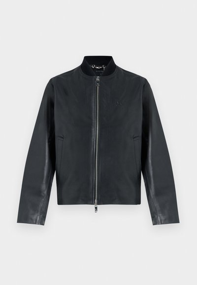Veste bomber en cuir noir avec fermeture éclair frontale, col côtelé et deux poches latérales.