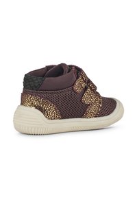 Basket enfant en mesh bordeaux avec accents dorés texturés, patch talon noir et semelle en caoutchouc blanche côtelée, vue de côté sur fond blanc.