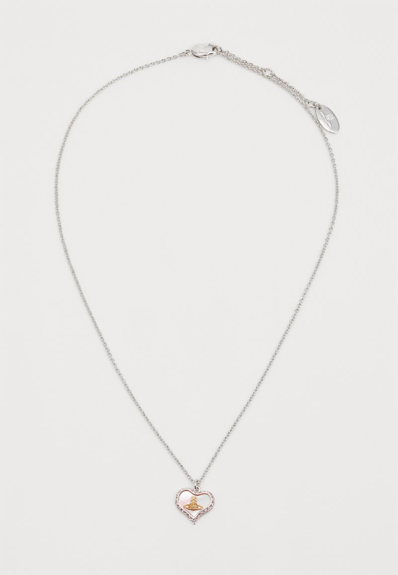 Colar de corrente prateada com um pendente em forma de coração e um detalhe dourado no interior, rodeado por pequenos cristais transparentes.