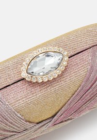 Borsa a tracolla con texture intrecciata rosa e oro; presenta un grande accento di cristallo circondato da gemme più piccole. Forma leggermente curva.