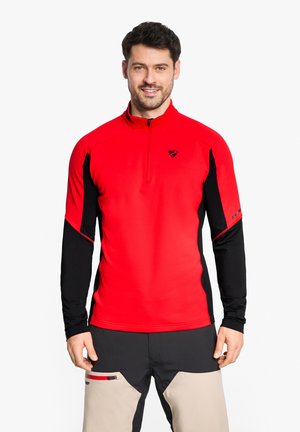 Rot-schwarz gestreiftes Langarm-Sportshirt mit einem Halb-Zip-Kragen, das ein Logo auf der Brust trägt und eine enganliegende Passform für sportliche Bewegungen aufweist.