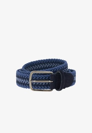 Ceinture en tissu bleu tissé avec texture tressée, boucle rectangulaire argentée, et passant en cuir bleu foncé, enroulée sur fond blanc.