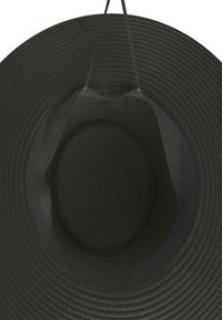 Schwarzer Sonnenhut mit breiter Krempe aus gewebtem Material, mit glattem Innenfutter und einem Aufhängeband. Kreisförmige Form mit strukturierter Oberfläche.