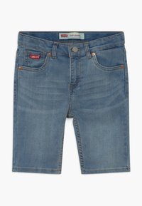Vaaleansiniset Levi's 510™ skinny -farkkushortsit, joissa on etutaskut, vyölenkit, nappikiinnitys ja punaiset Levi's-logo-tunnisteet.