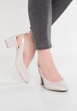 Escarpins slingback gris clair avec un bout arrondi et un talon moyen bloc. Fini en vernis lisse et bride de cheville réglable.