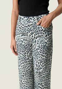 Soaked in Luxury SLSandja Vanesa - Flared jeans - grey leopard patteren