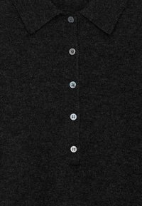 Dunkelgraues Poloshirt aus strukturiertem Stoff mit einem spitzen Kragen und sechs hellgrauen Knöpfen vorne.