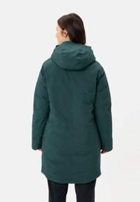 Donkergroene geïsoleerde jas met een capuchon, met een gladde textuur en een knielange snit. Inclusief zijzakken en een rechte pasvorm.