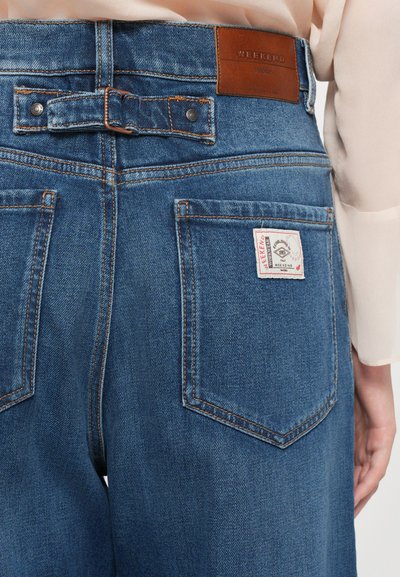 Indigo-Jeans aus Denim mit hoher Taille, Lederpatch auf der Rückseite und zwei Gesäßtaschen mit Logodetail. Doppelte Stichakzente vorhanden.
