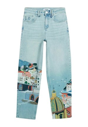 Jean en denim bleu clair avec une illustration colorée représentant des bâtiments côtiers et un dôme sur les jambes, avec une coupe droite.