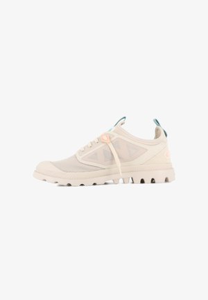 Beige Sportschuh mit Netzpaneelen, gummierter Sohle mit Traktion, dekorativen Akzenten in Hellblau und einem sicheren Schnürsystem.