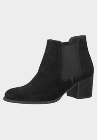 Botas de ante negro hasta el tobillo con paneles laterales elásticos, punta afilada y un tacón con textura en bloque. La costura doble añade un detalle visual.