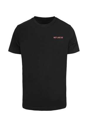 Camiseta de algodón negra con mangas cortas, que presenta la frase "NO COMO NOSOTROS" en rojo en la parte superior izquierda. Diseño clásico de cuello redondo.