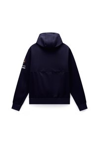 Ciemnogranatowa bluza z kapturem i długimi rękawami, z małą okrągłą naszywką na lewym górnym ramieniu, widziana od tyłu.