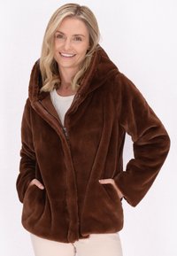 Bruine, met een capuchon, faux fur jas met een zachte textuur, een rits aan de voorkant en zijzakken; ontworpen voor warmte en comfort.