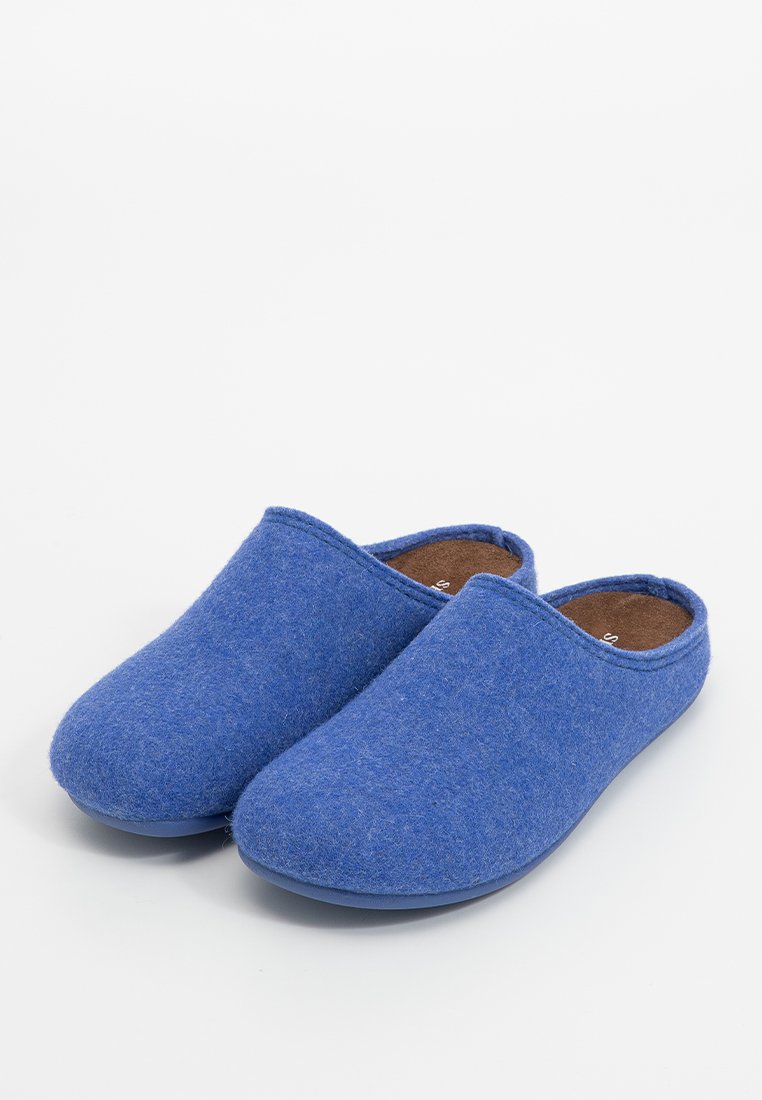 Blaue Filzschlappen mit abgerundeter Zehenpartie, ohne Absatz und glattem Innenraum. Strukturierten Oberfläche mit einer weichen, flexiblen Sohle.