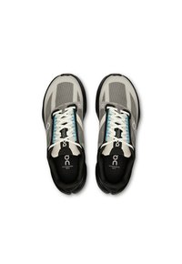 Szare i czarne buty sportowe z siateczkowej tkaniny, białe i niebieskie sznurówki, zaokrąglony czubek oraz detale logo po bokach i na języku.