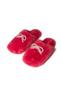 Røde faux fur hjemmesko med rund tå, blød tekstur og dekorativ rhinestone-sløjfe på forsiden. Slip-on design uden bagdel.