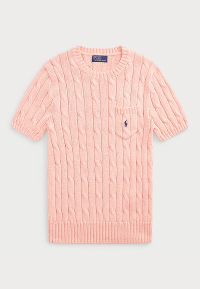 Ροζ ανοιχτό κοντομάνικο πουλόβερ με σχέδιο καμπυλόσχημων πλεκτών, ribbed λαιμόκοψη και στρίφωμα, με μία μικρή τσέπη στο στήθος και κέντημα λογότυπου.