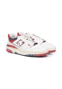 Zapatillas de cuero blancas con acentos en rojo y azul marino, con detalles perforados, una entresuela blanca y una suela de goma con tacos de color.