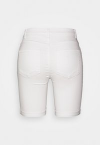 Shorts de denim blanco con un diseño ajustado, dobladillos vueltos y dos bolsillos traseros. Textura suave con un mínimo detalle de costura.
