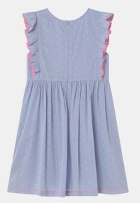 Vaaleansininen mekko, jossa on monivärisiä pisteitä, röyhelöhihat ja kerrostettu hame. Takana on nappisuljenta ja vaaleanpunaiset yksityiskohdat.