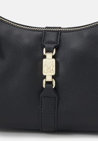 Tommy Hilfiger FEMININE CROSSOVER - Skuldertasker - black