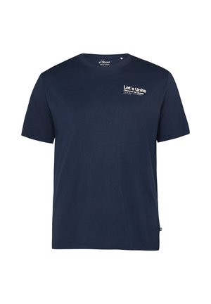 Marineblaue T-Shirt mit kurzen Ärmeln und weißem "Let's Unite"-Schriftzug auf der linken Brust, Rundhalsausschnitt und s.Oliver-Logo innen am Kragen.