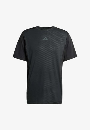 Schwarzes Sport-T-Shirt mit kurzen Ärmeln, das ein strukturiertes Muster und ein dezentes Logo auf der Vorderseite aufweist. Hergestellt aus atmungsaktivem Material.