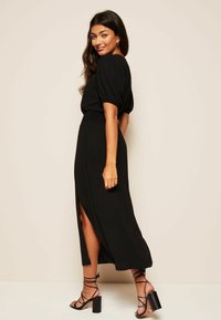 Friends Like These PUFF SLEEVE V NECK MIDI  - REGULAR FIT - Denné šaty - black