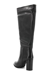 Stivale nero in pelle con finitura liscia, tacco a blocco e design morbido. Presenta una punta arrotondata e dettagli di cucitura minimi.