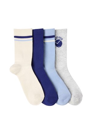 Neljä paria sukkia sävyissä kerma, tummansininen, vaalensininen ja harmaa. Jokaisessa on ribbitekstuuri, kontrastiväriiset raidat ja painettu logo.