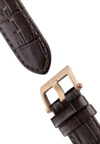 Bruine leren horlogeband met een krokodillenstructuur, voorzien van een vergulde metalen gespsluiting en gedetailleerde stiksels.