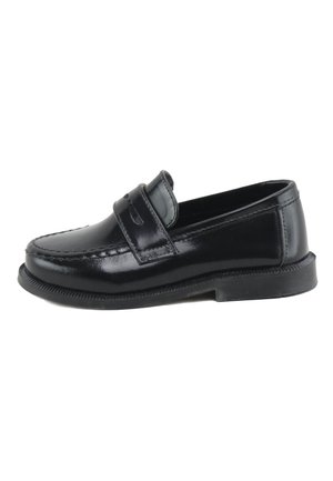 Mocasín tipo penny loafer de cuero negro con detalles cosidos y suela gruesa de goma, mostrado de perfil sobre fondo blanco.