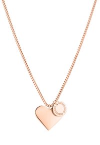 Roze gouden halsketting met een gladde hartpendant en een ronde tag met geperst tekst, bevestigd aan een delicate ketting.